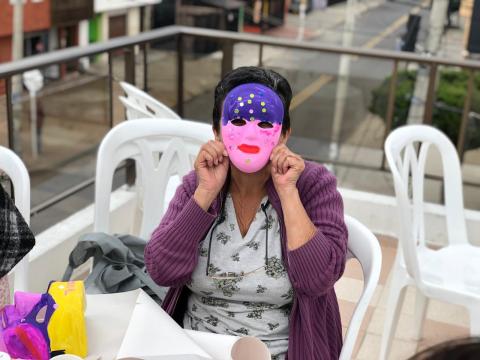 Mujeres pintando mascaras